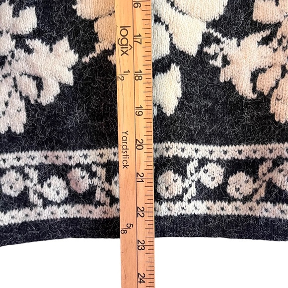 Vintage Kitty Hawk Vivian Lang Sweater Womens Medium 3D Floral Embroidered Knit - Picture 10 of 12